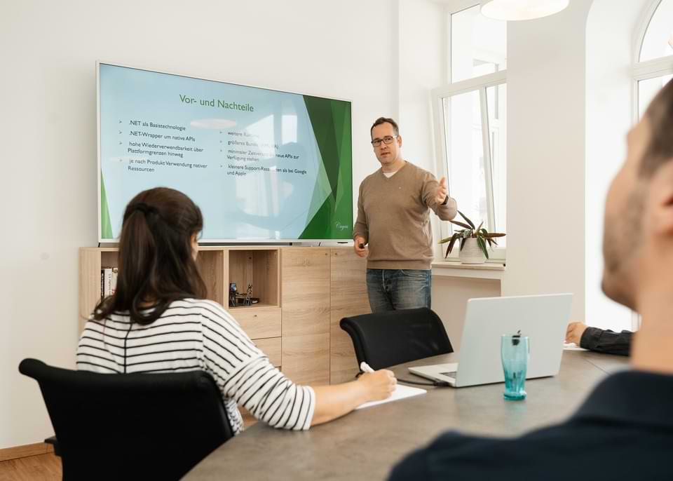Trainer erklärt App-Entwicklung in einer Schulung bei Cayas – praxisnahes Entwicklertraining für Unternehmen.